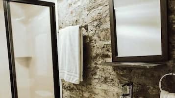 Double Room | Bathroom | Shower, free toiletries, hair dryer, towels