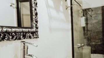 Deluxe Double Room | Bathroom | Shower, free toiletries, hair dryer, towels