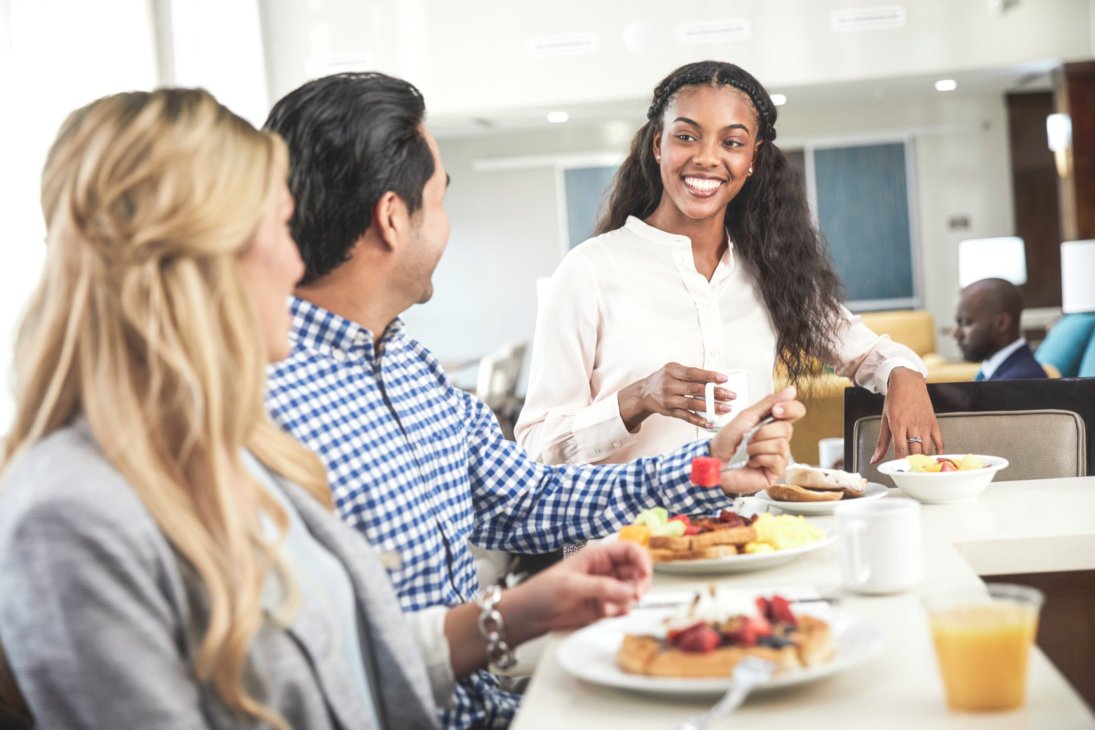 Een groep mensen dineert in een modern restaurant met een informele sfeer.