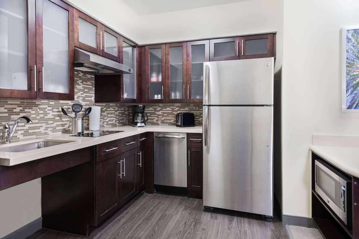 Full-sized fridge, microwave, stovetop, dishwasher