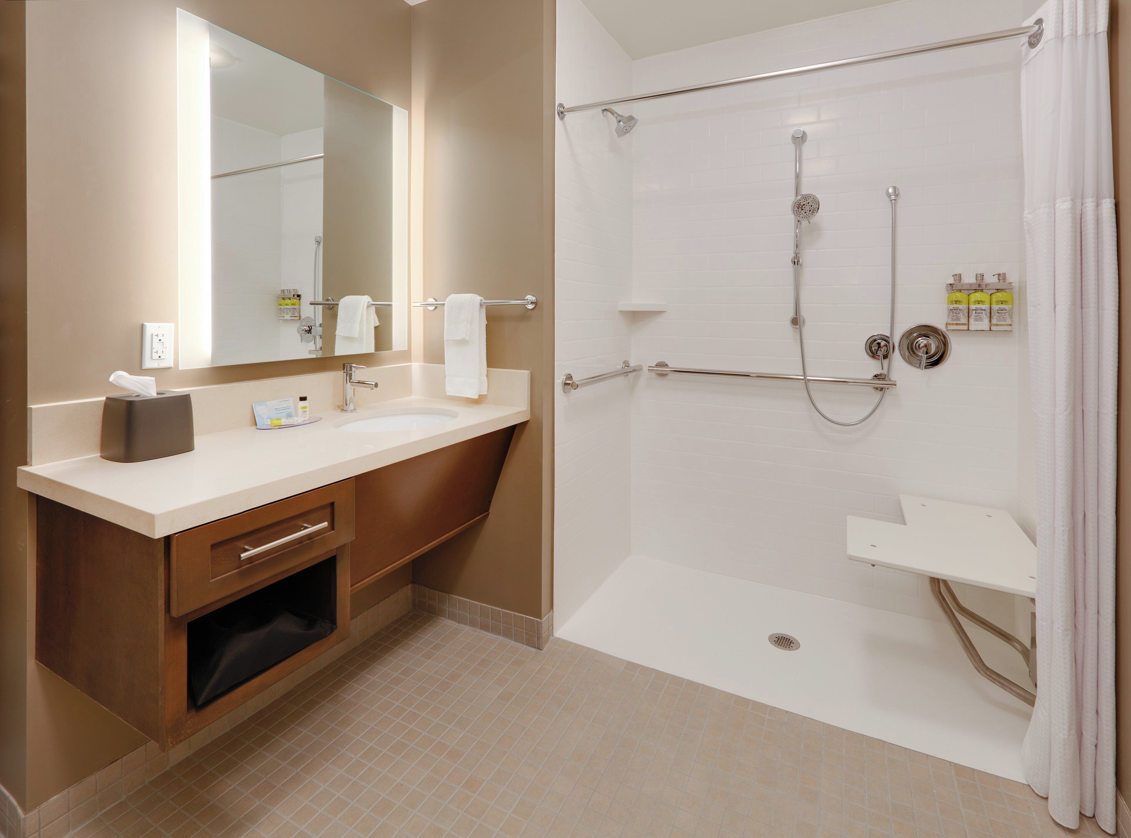 Ein modernes Badezimmer mit Dusche, Waschbecken und Waschtisch.
