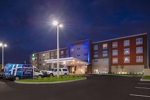 A Holiday Inn Express hotel with a parking lot, a covered entrance, and a building with multiple windows. - Holiday Inn Express & Suites West Melbourne by IHG (Melbourne)