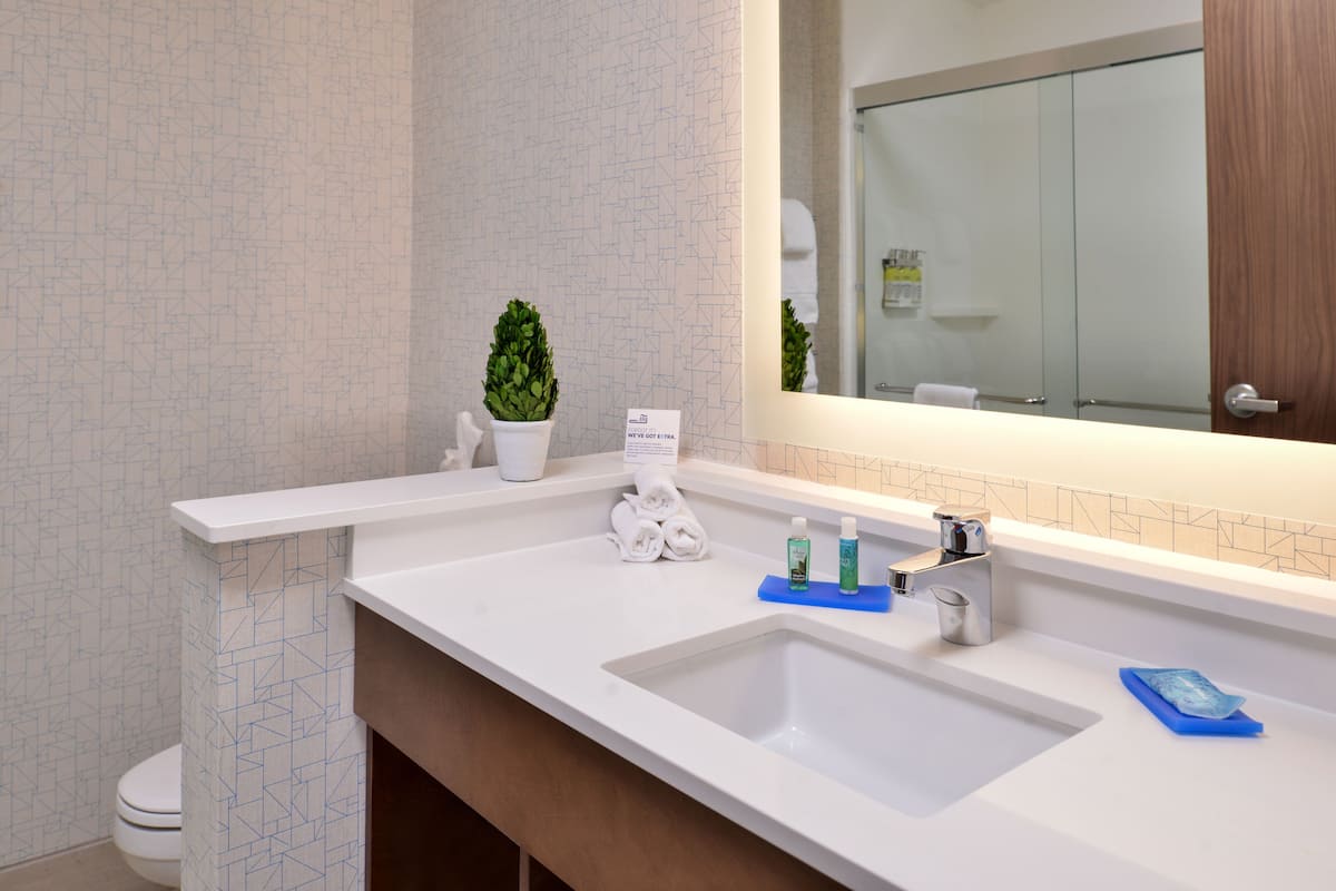 Gratis toiletartikelen, een haardroger, handdoeken