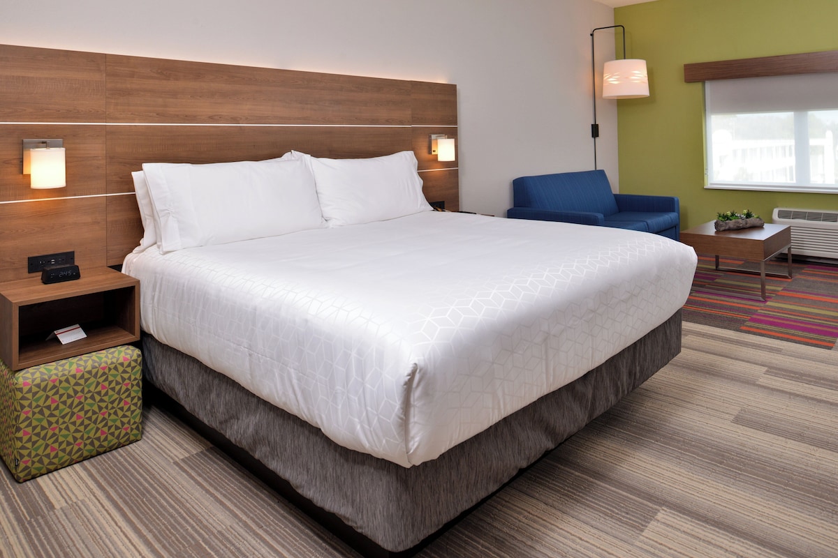 Suite, 1 cama King size | Edredón, caja de seguridad en la habitación y escritorio
