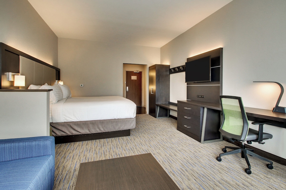 Suite, 1 King Bed | Pillow-top beds, in-room safe, desk, laptop workspace