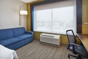 Escritorio, espacio para trabajar con un portátil, cortinas opacas