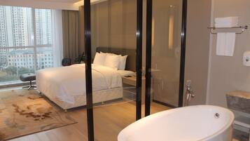 خزنة داخل الغرفة ومكتب وستائر تعتيم وتجهيزات عازلة للصوت