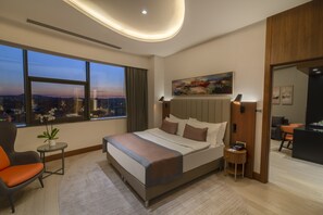 Suite, 1 chambre, vue sur la ville | Literie de qualité, minibar, coffre-fort, bureau