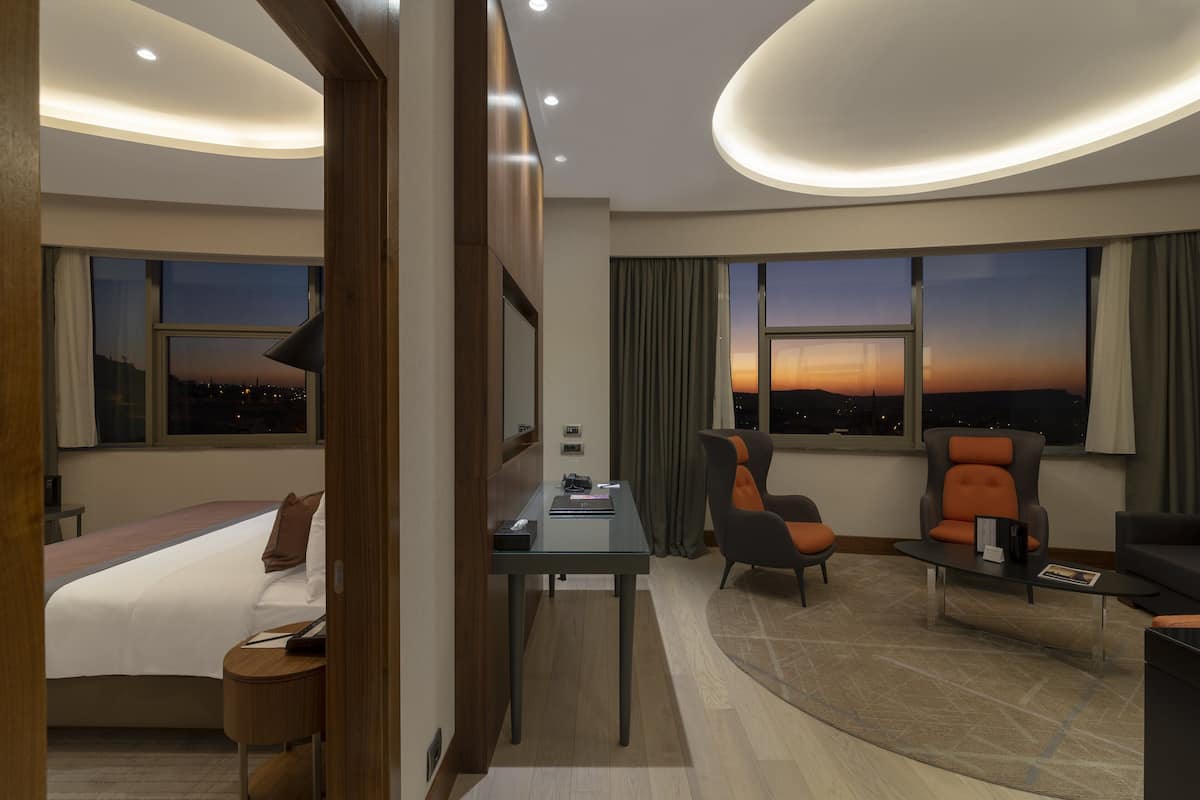 1 bedroom, premium bedding, minibar, in-room safe