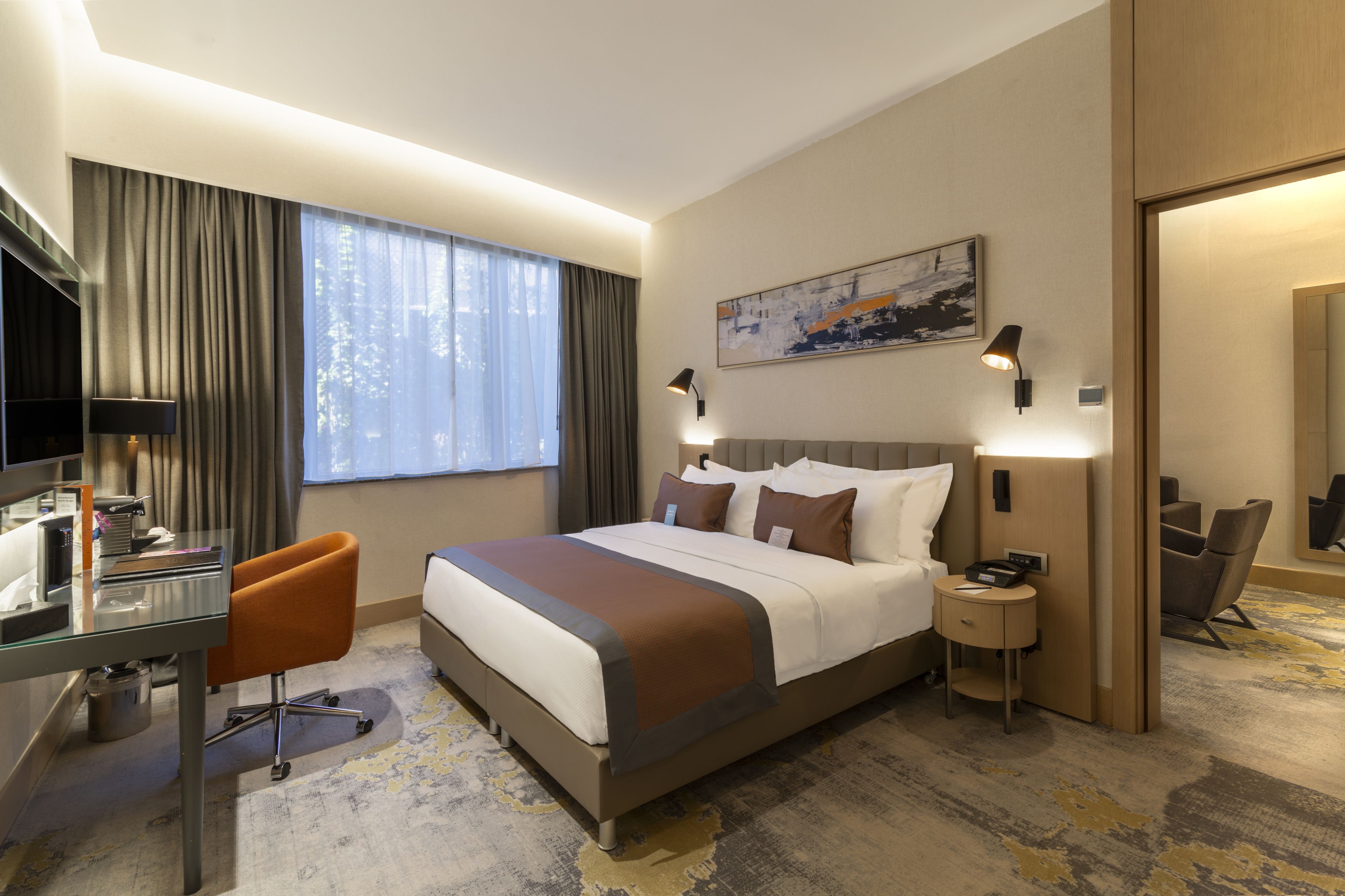 Hochwertige Bettwaren, Minibar, Zimmersafe, Schreibtisch