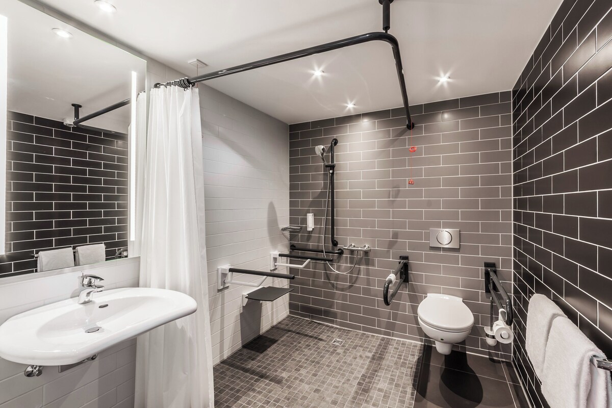 Standard Room, 1 Queen Bed, Accessible | In-room safe, desk, laptop workspace, blackout curtains