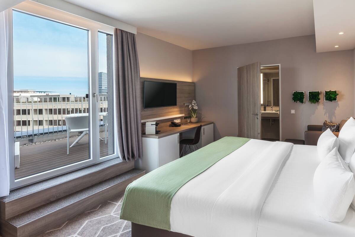 Standard Room, 1 King Bed, Balcony