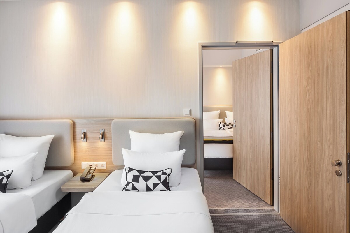 Standard Room, 2 Single Beds | In-room safe, desk, laptop workspace, blackout curtains
