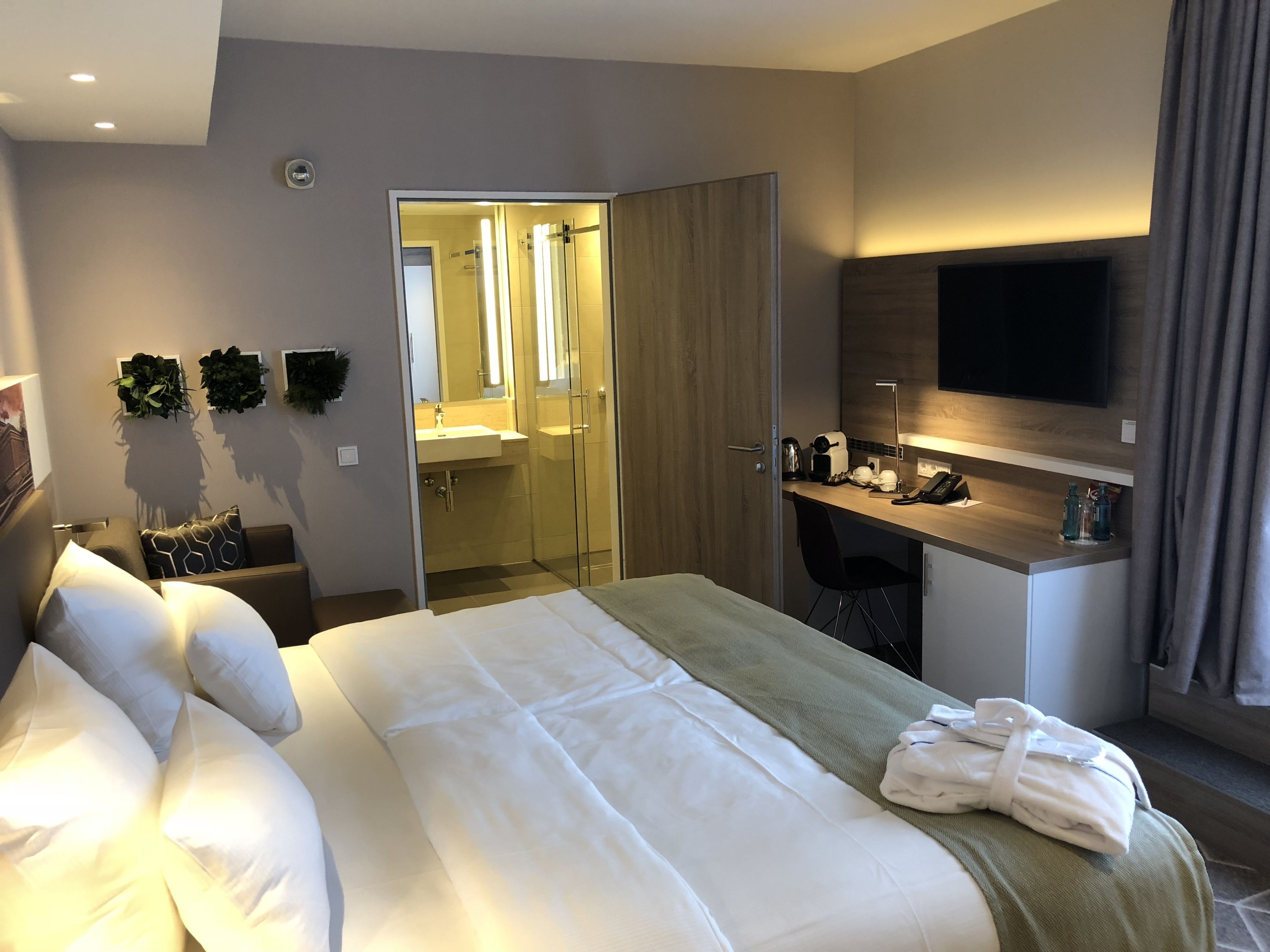 in-room safe, desk, laptop workspace, blackout curtains