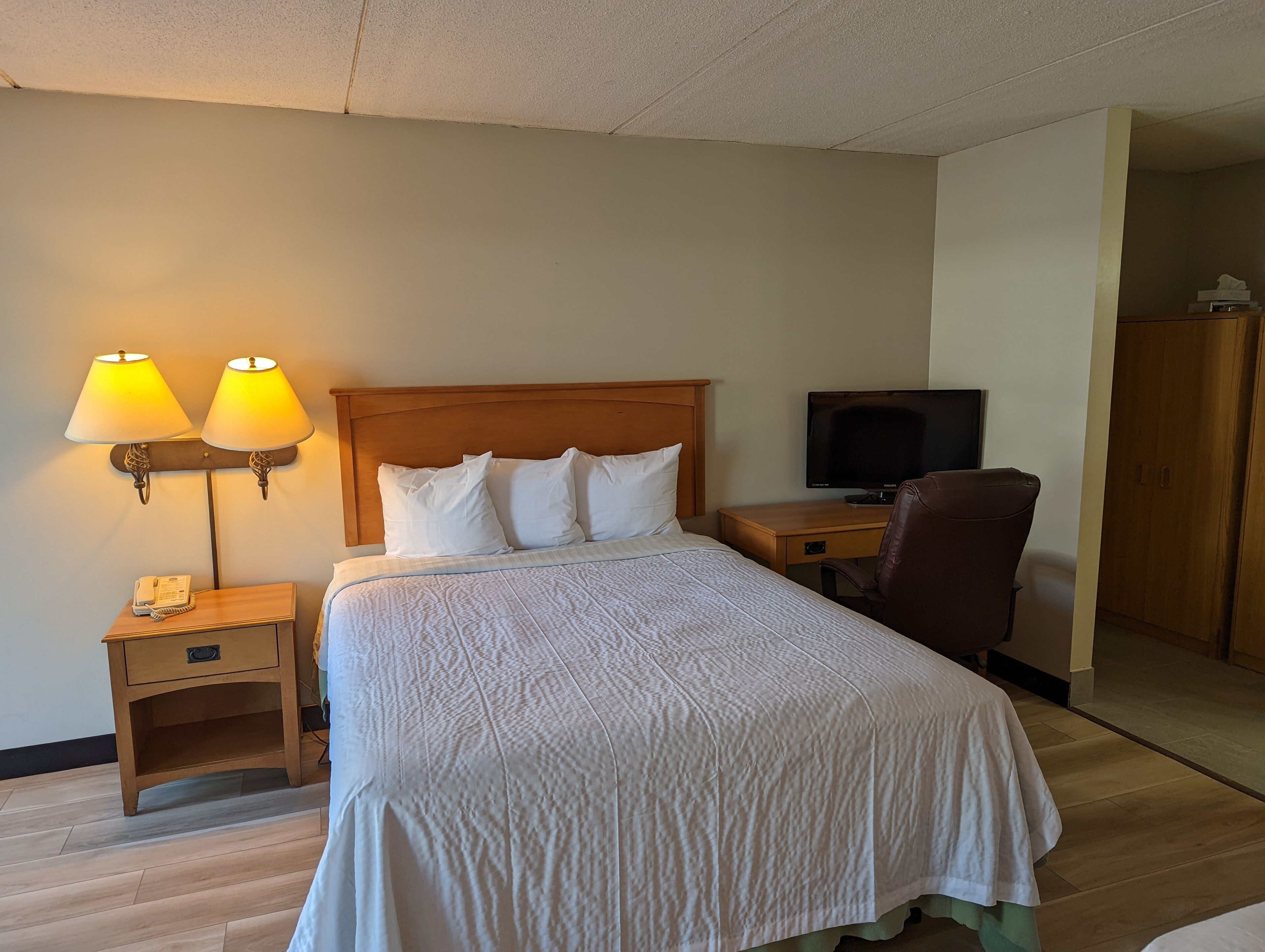 Room, 1 Queen Bed, Non Smoking | Iron/ironing board, free WiFi, bed sheets