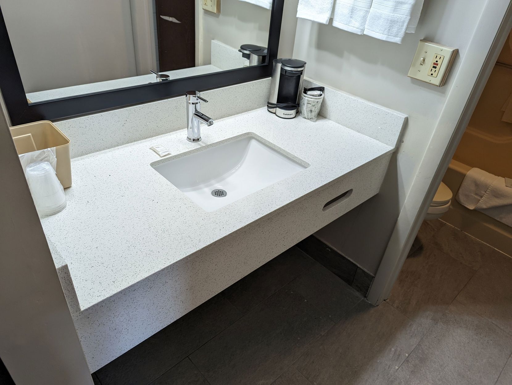 Bathroom | Combined shower/tub, towels