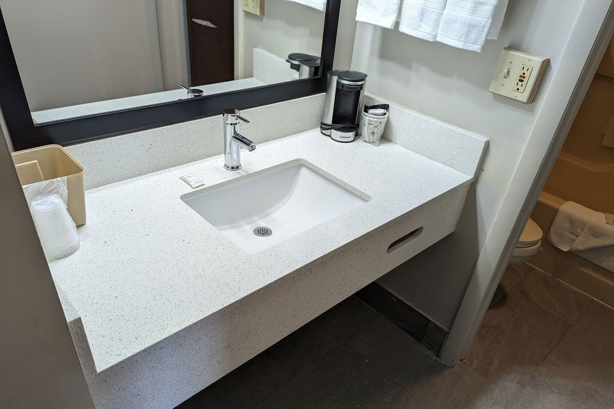 Bathroom | Combined shower/tub, towels