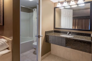 Combined shower/tub, towels - Days Inn by Wyndham Birch Run (Birch Run)