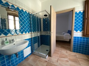 Doppel- oder Zweibettzimmer | Badezimmer | Dusche, kostenlose Toilettenartikel, Haartrockner, Bidet