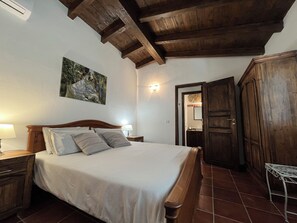 Chaumière romantique, 1 très grand lit et 1 canapé-lit, cuisine, vue sur la mer | Literie de qualité, minibar, ameublement unique, bureau