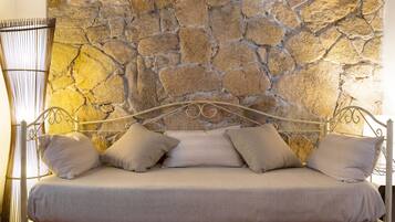 Cottage Romantique, 1 très grand lit et 1 canapé-lit, cuisine, vue mer | Coin séjour