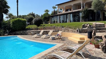 Piscina stagionale all'aperto, lettini