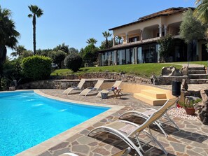 Seasonal outdoor pool, open 10:00 AM to 7:00 PM, pool loungers - Villa Anastasia (Olbia)