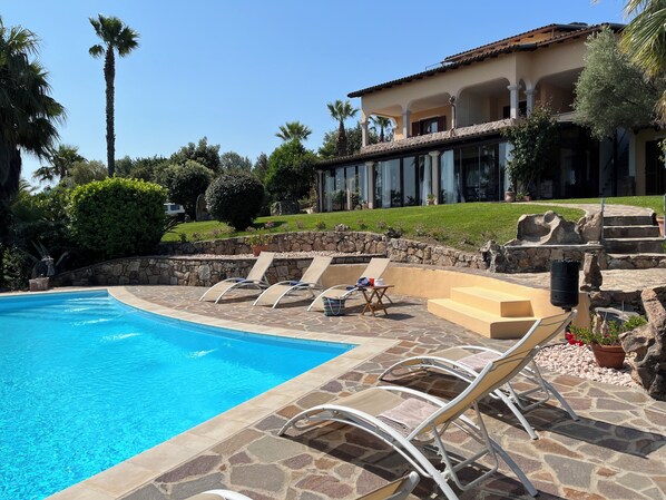 Piscine extérieure en saison, chaises longues