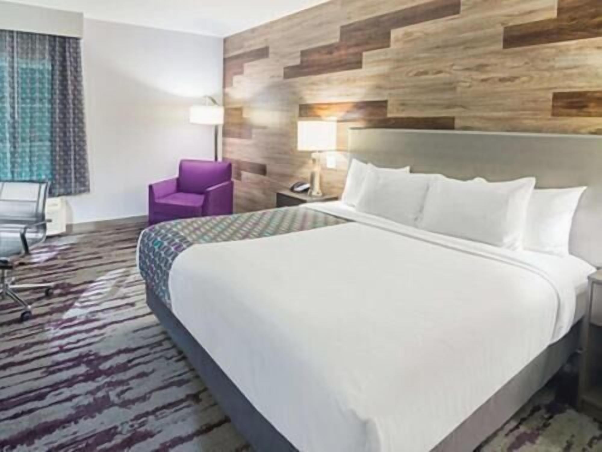 Premium bedding, desk, iron/ironing board, free WiFi