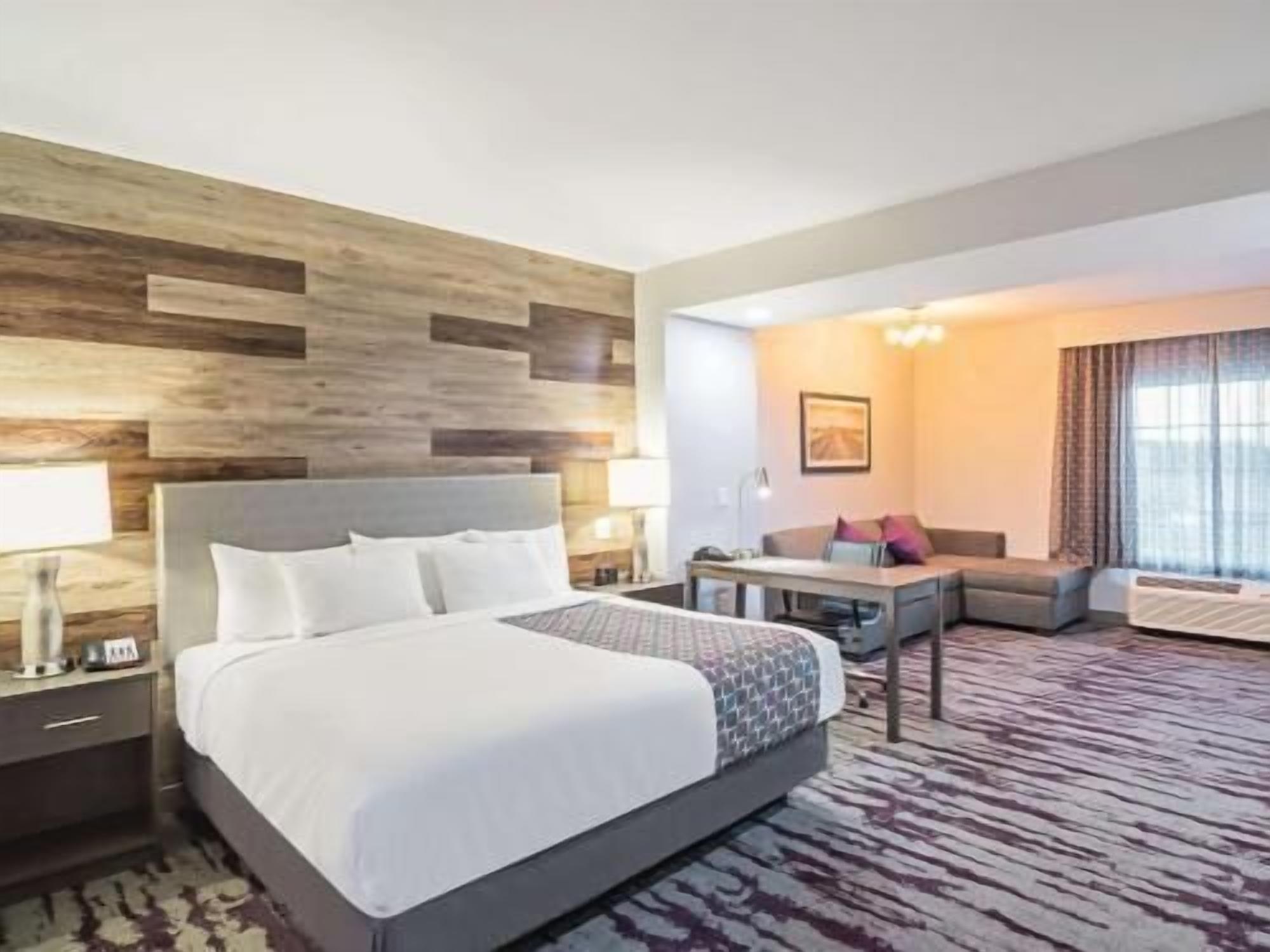 Premium bedding, desk, iron/ironing board, free WiFi