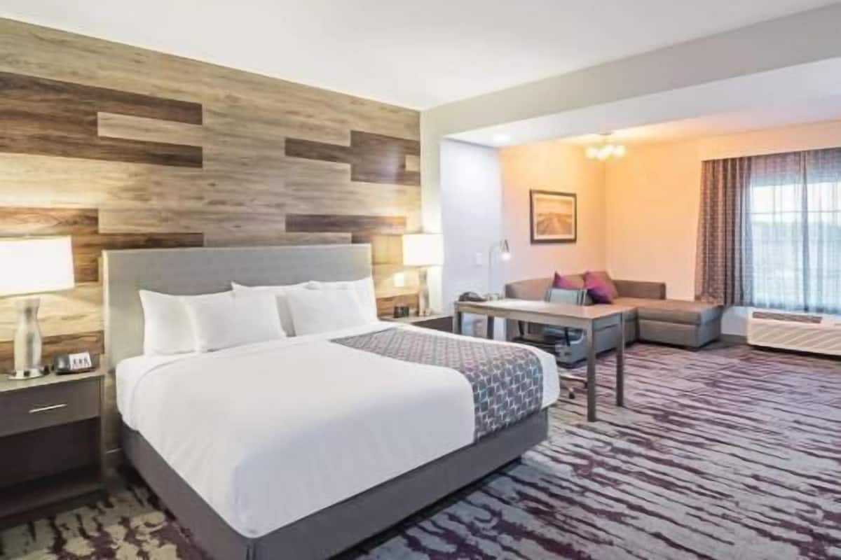 Premium bedding, desk, iron/ironing board, free WiFi