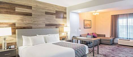 Sengetøy av topp kvalitet, skrivebord og strykejern/-brett