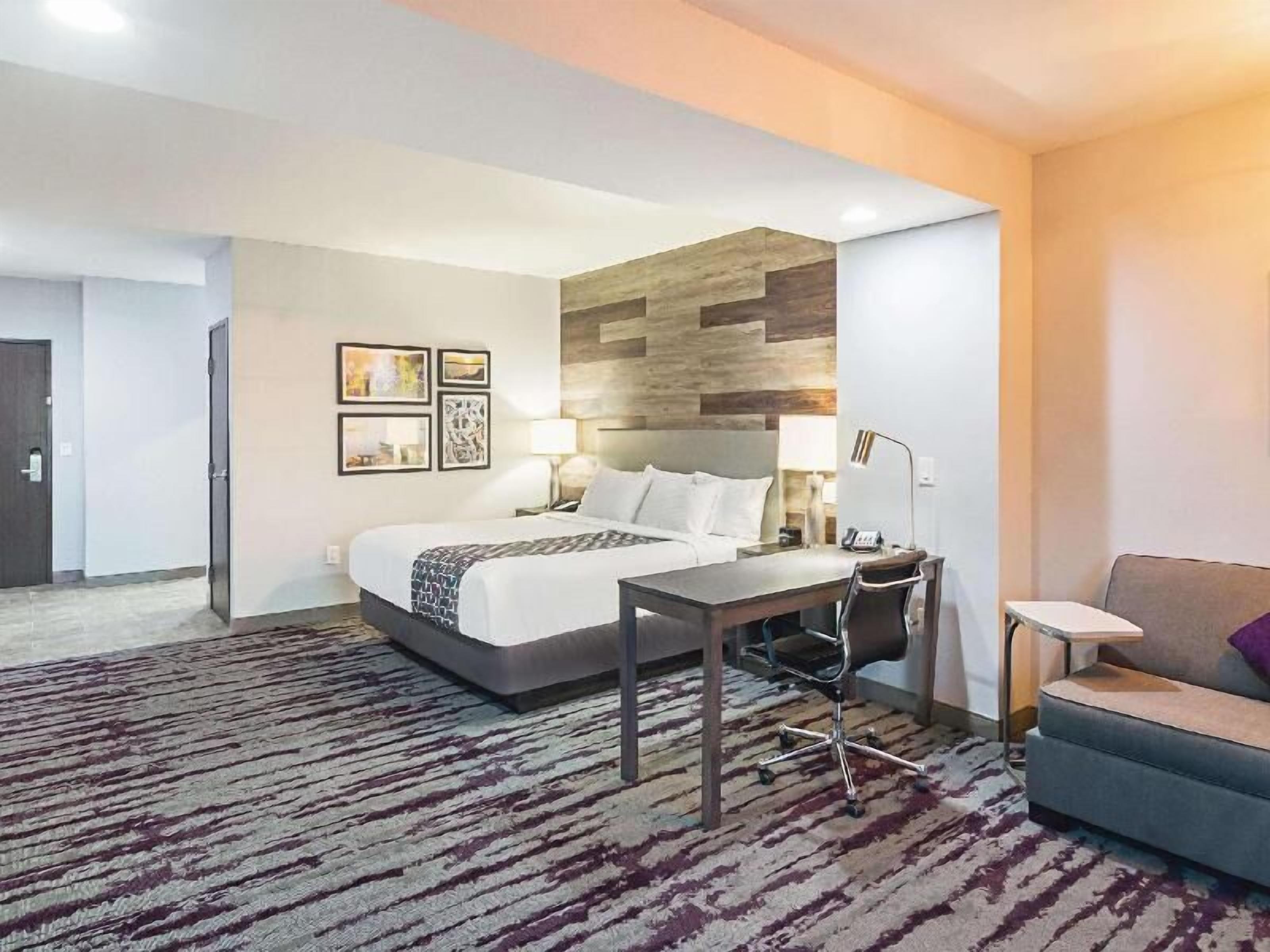 Premium bedding, desk, iron/ironing board, free WiFi