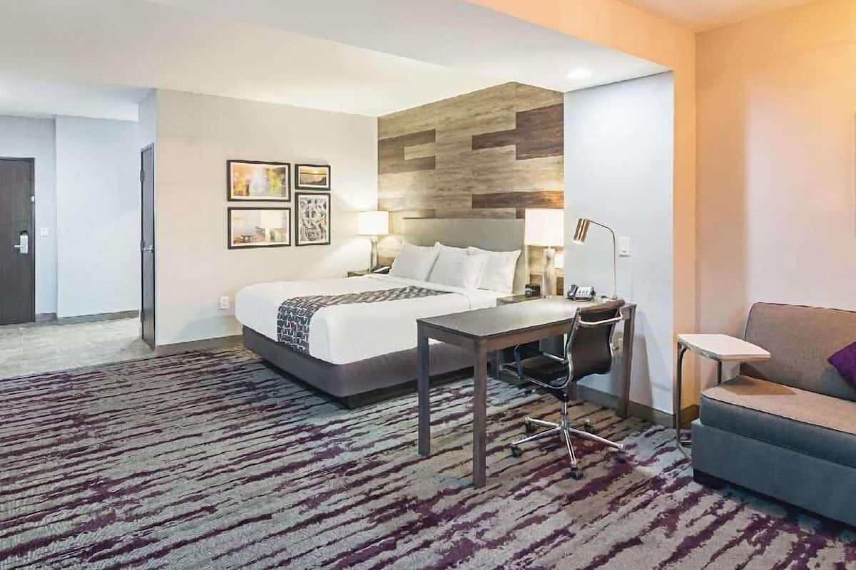 Premium bedding, desk, iron/ironing board, free WiFi