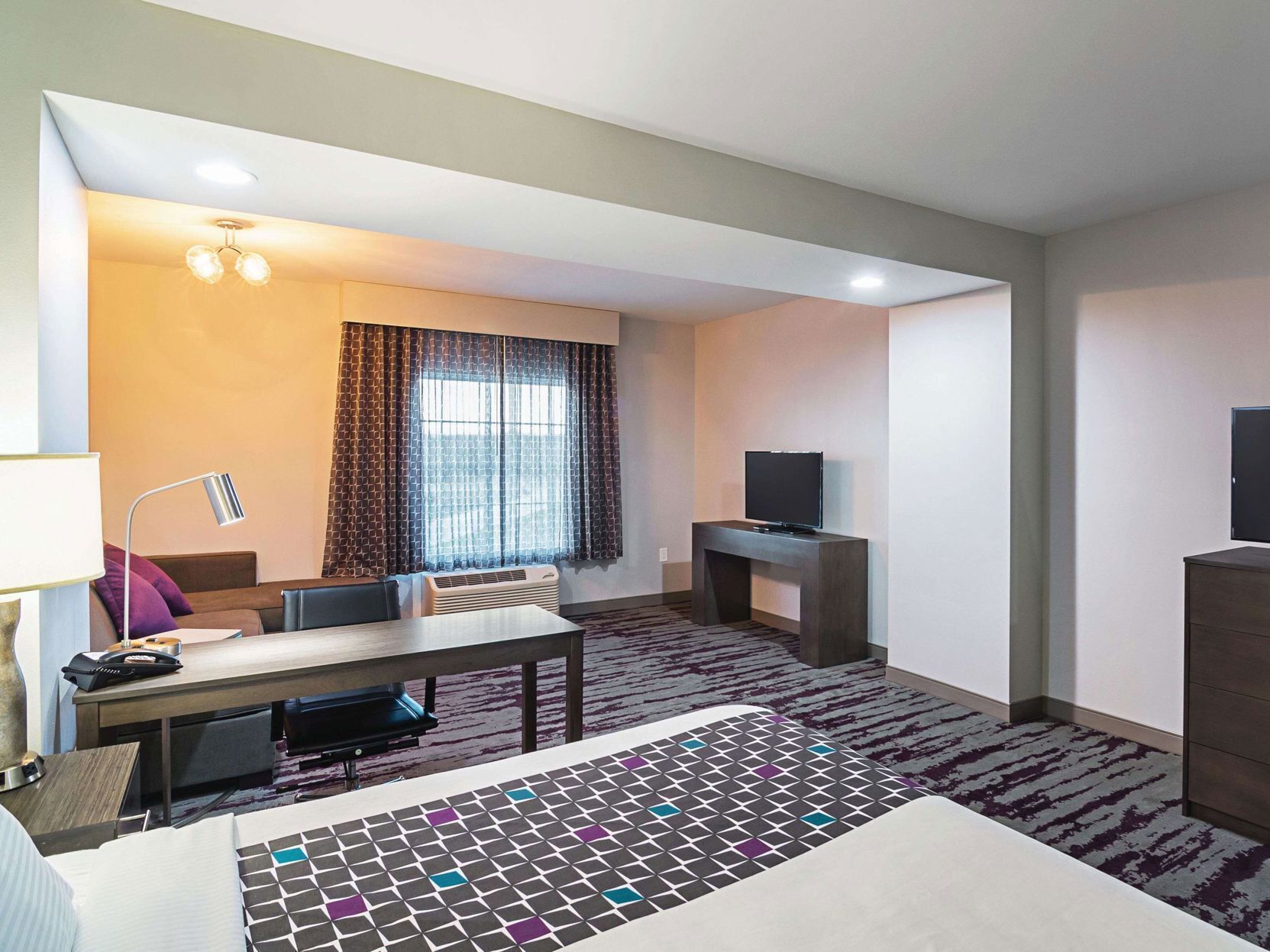 Premium bedding, desk, iron/ironing board, free WiFi