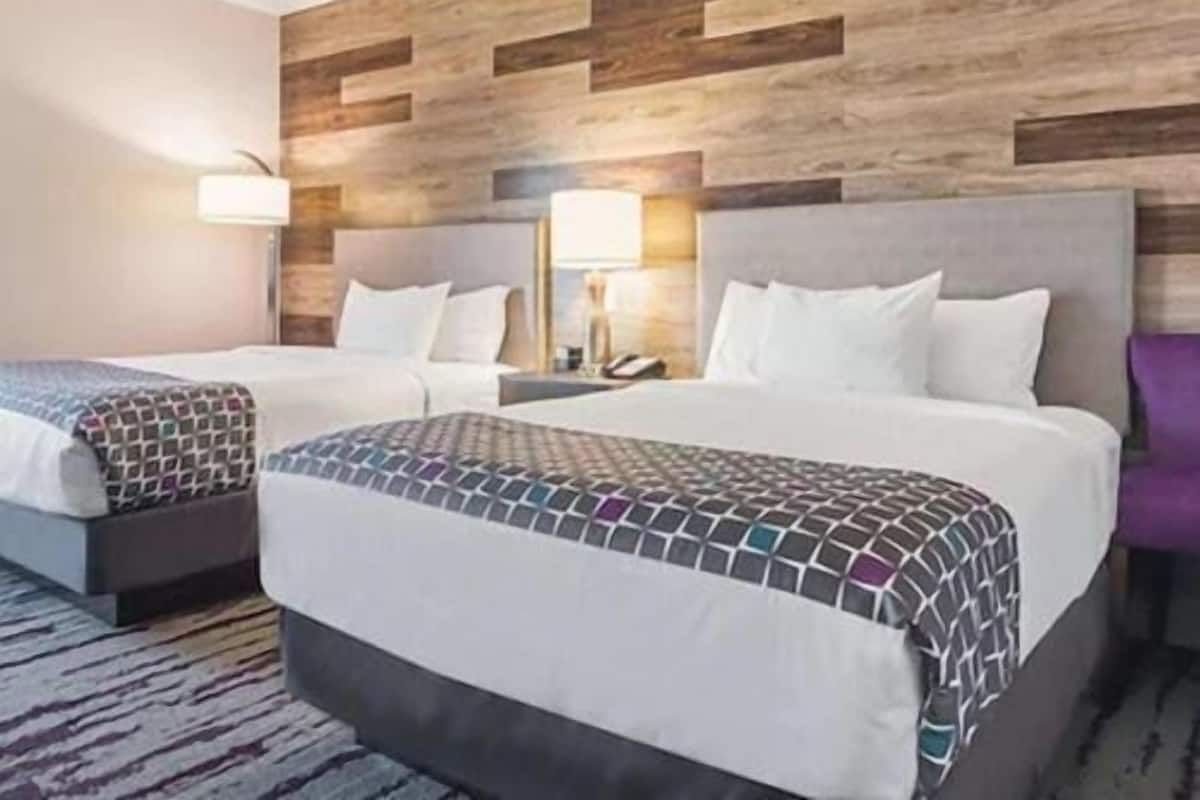 Premium bedding, desk, iron/ironing board, free WiFi