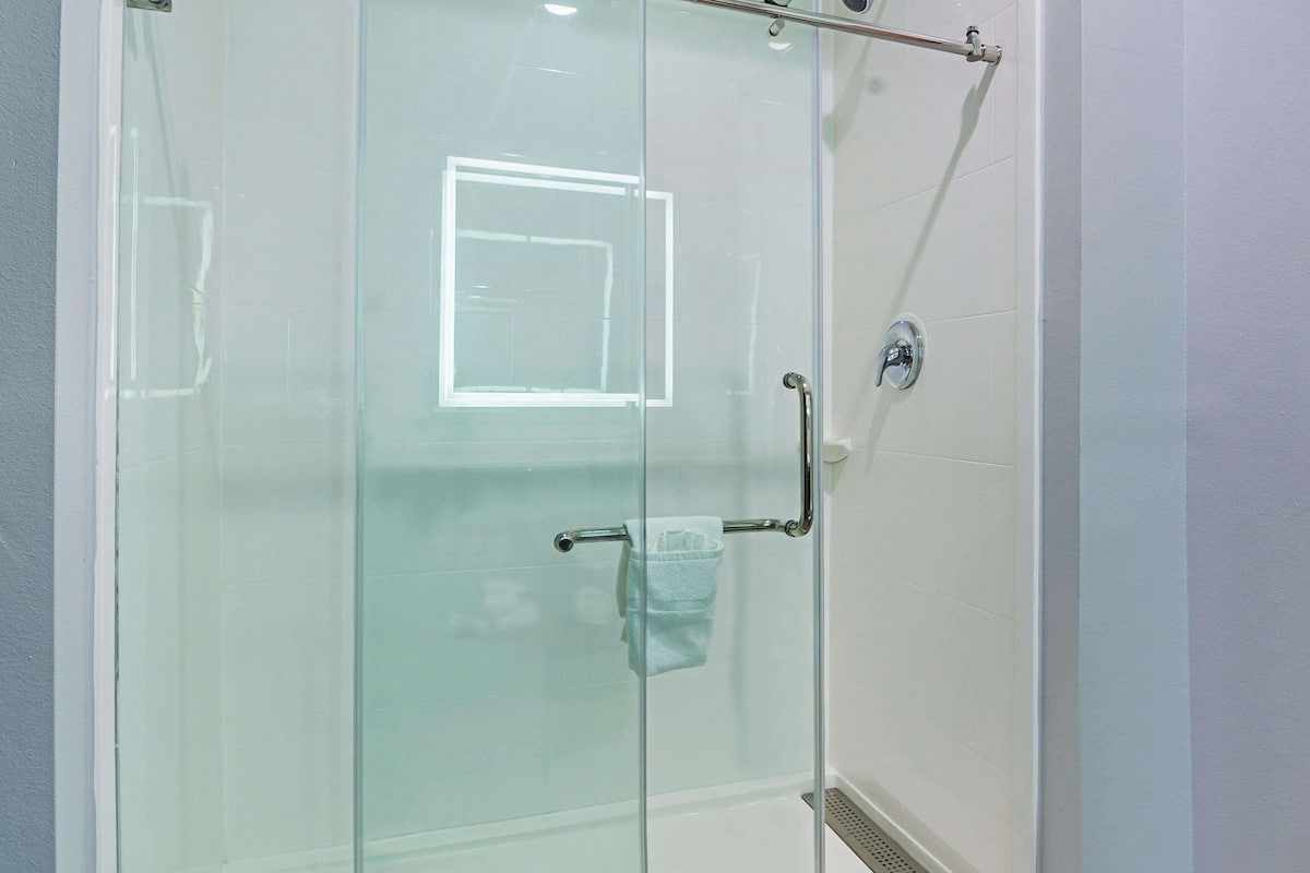 shower, free toiletries, hair dryer, towels