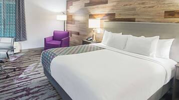 Premium bedding, desk, iron/ironing board, free WiFi