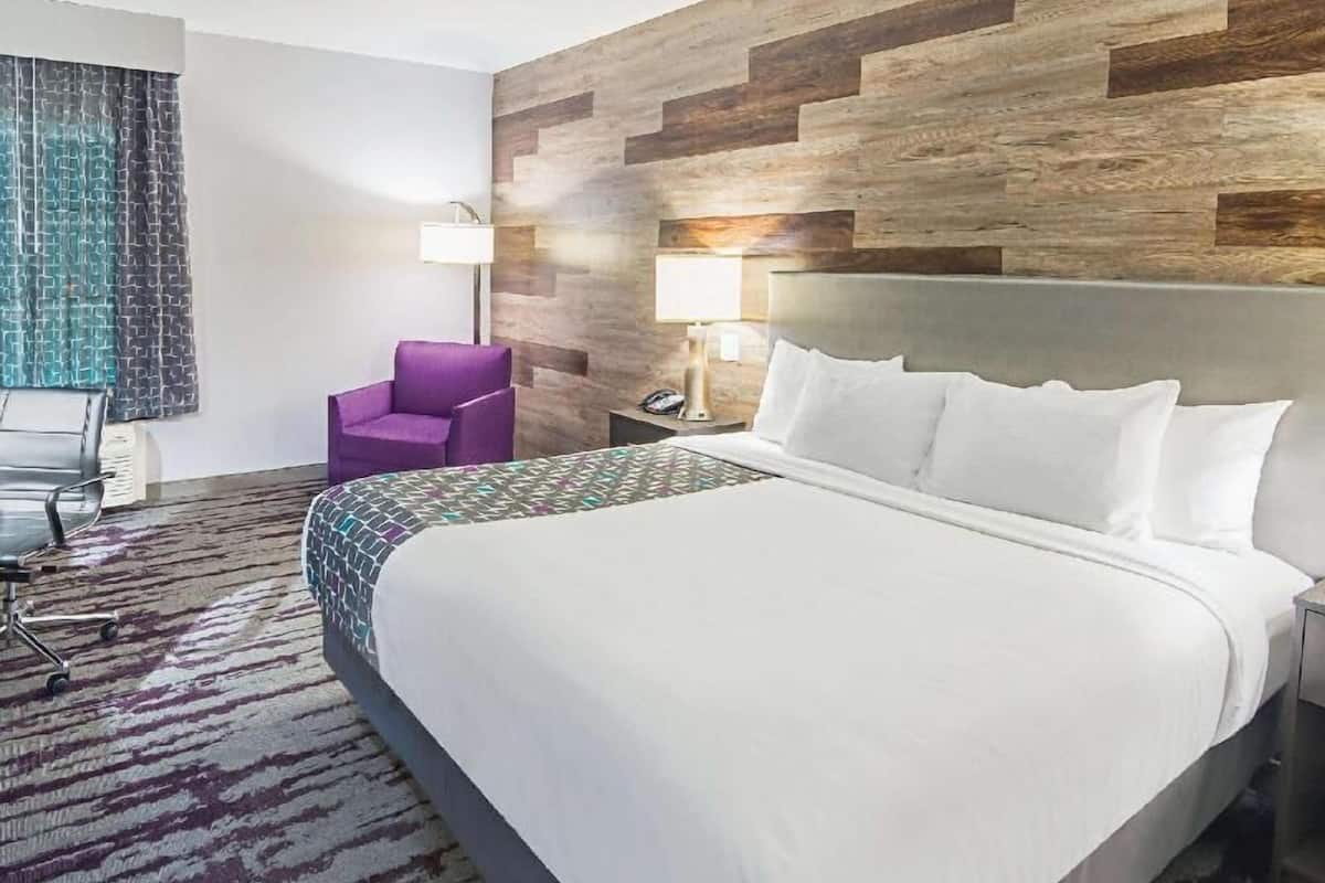 Premium bedding, desk, iron/ironing board, free WiFi