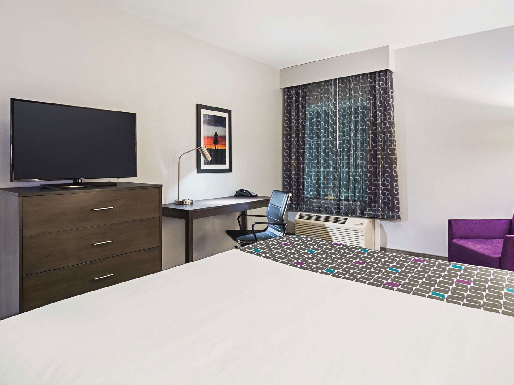Premium bedding, desk, iron/ironing board, free WiFi