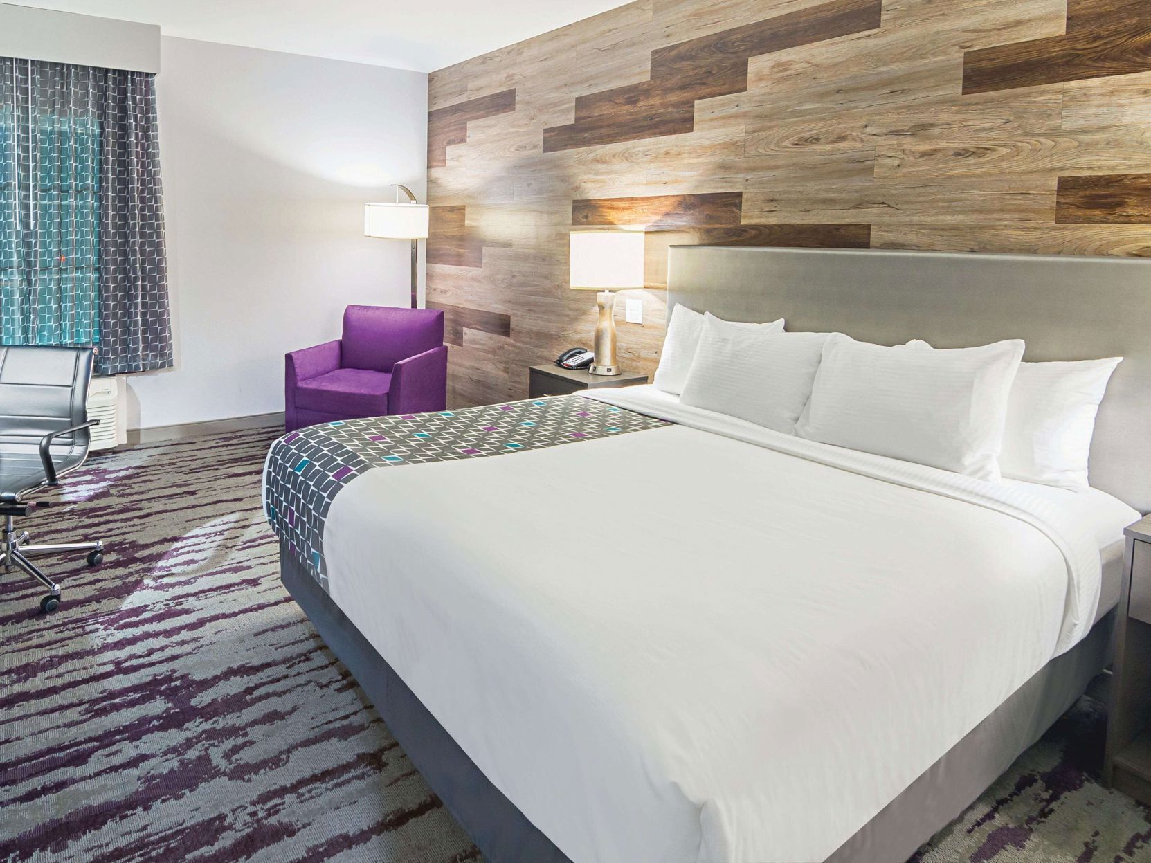 Premium bedding, desk, iron/ironing board, free WiFi
