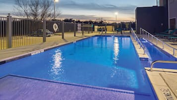 Piscina externa sazonal