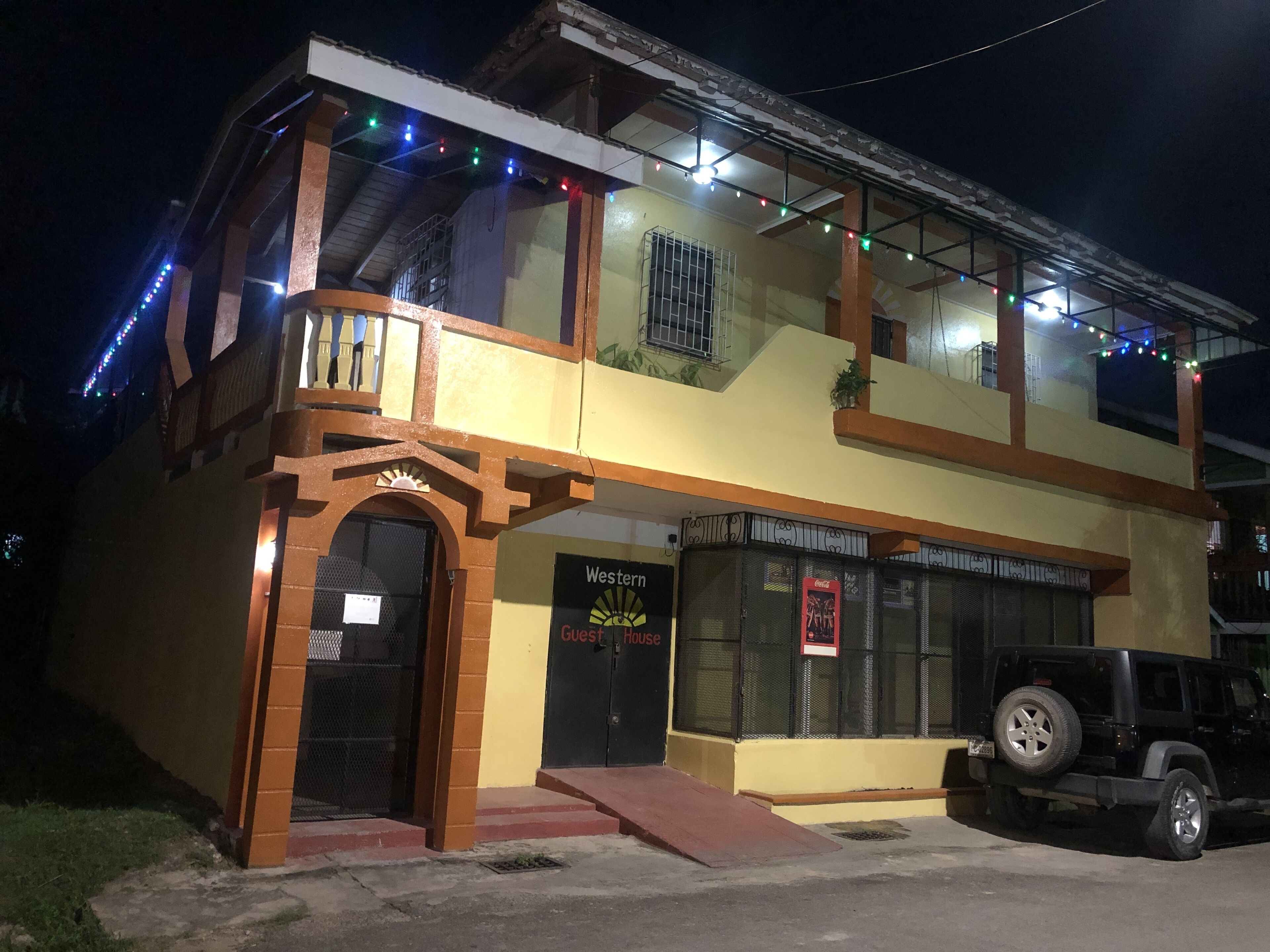 Vista frontal de la propiedad por la tarde o noche