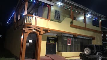 Vista frontal de la propiedad por la tarde o noche