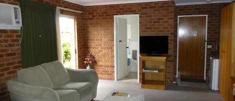 Kamer, bubbelbad, aan de binnenplaats (Spa Room with Courtyard) | Een bureau, een strijkplank/strijkijzer, extra bedden (toeslag)