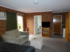 Habitación, bañera de hidromasaje, en la zona del patio (Spa Room with Courtyard) | Escritorio, tabla de planchar con plancha, camas supletorias