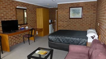 Chambre avec lits jumeaux, cÎté cour intérieure | Bureau, fer et planche à repasser, lits pliants/supplémentaires
