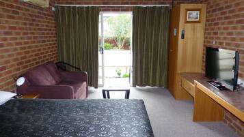 Standard Queen Room | Desk, iron/ironing board, rollaway beds, free WiFi