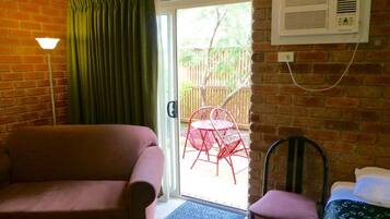 Escritorio, tabla de planchar con plancha, camas extra y wifi gratis