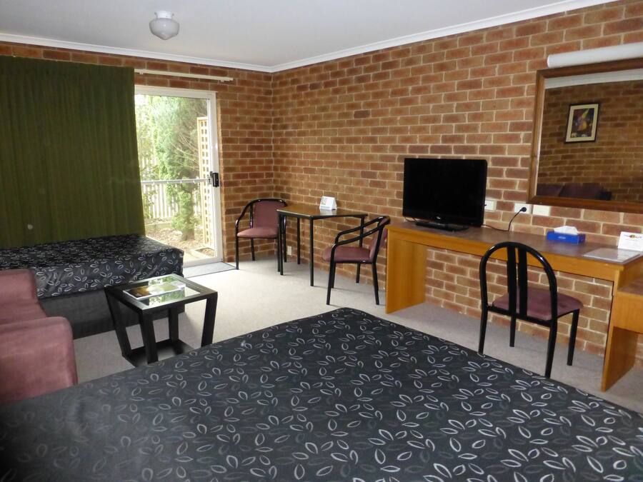 Habitación con 2 camas individuales, en la zona del patio | Escritorio, tabla de planchar con plancha, camas supletorias